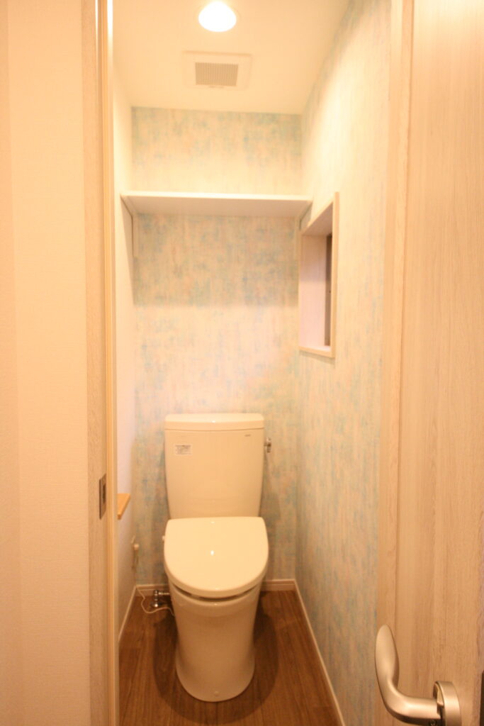 トイレは水色を基調としたおしゃれな壁紙に貼り替えました。
