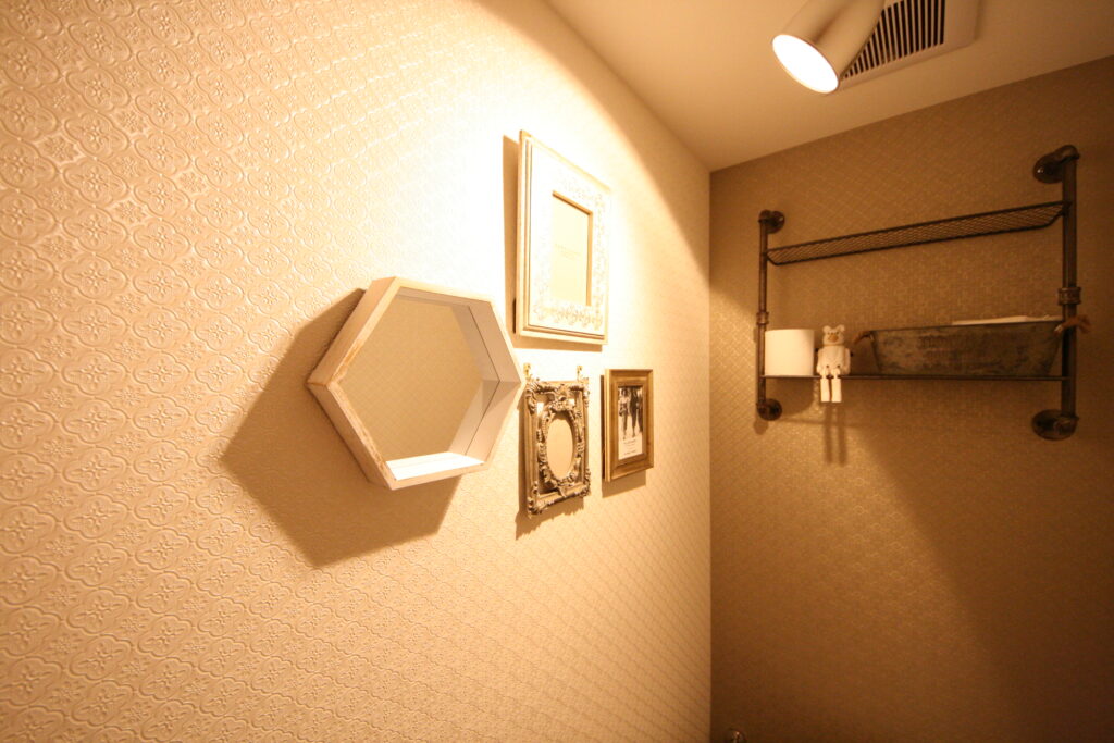 白い壁紙と照明に、壁飾りが映えます。