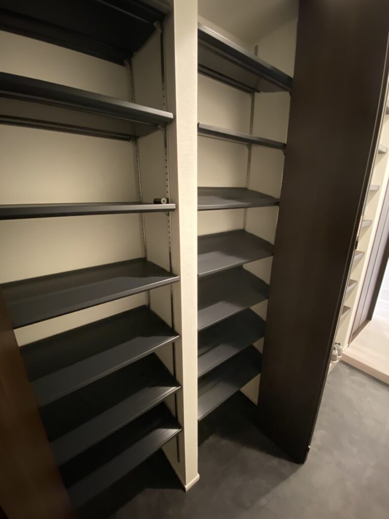 使用頻度が少ないものをしまうのにも便利な折れ戸付きの収納スペース。可動棚で高さ調節が可能です。
